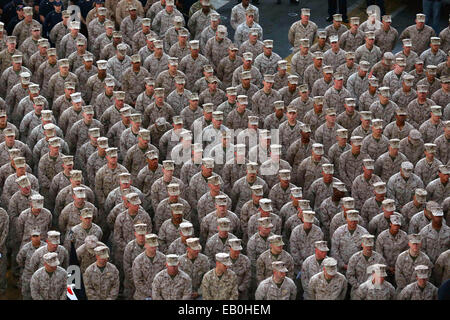 Marines americani a partire dall'undicesimo Marine Expeditionary Unit ascoltare mentre commento pastorale vengono consegnati durante la cerimonia di commemorazione per Cpl. La Giordania Spears sul ponte di volo della USS Makin Island Ottobre 8, 2014 in mare Arabico. Cpl. Spears è stato perso in mare durante le operazioni di volo fuori la Makin Island. Foto Stock