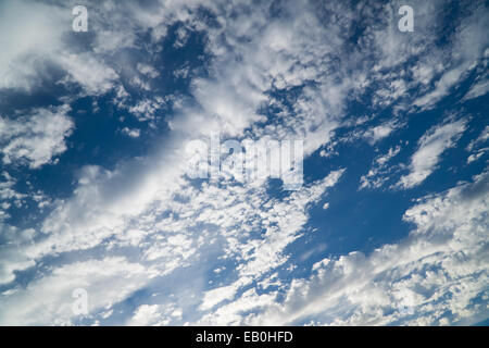 Vista del cielo ckoudy in una giornata di sole Foto Stock