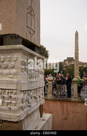 Sculture in rilievo decorano la base del 3500-anno-vecchio obelisco di Teodosio, Istanbul, Turchia, Medio Oriente Foto Stock