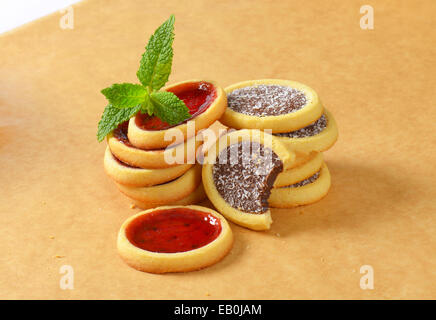 Mini crostate con marmellata e cioccolato ripieno di noce di cocco Foto Stock