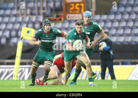 Oxford, Regno Unito. 23 Nov, 2014. Aviva Premiership. London Welsh versus Leicester Tigers. Adam Thompstone (Leicester Tigers) fa una pausa supportato da Giuliano Salvi e Giordania gru. Credito: Azione Sport Plus/Alamy Live News Foto Stock