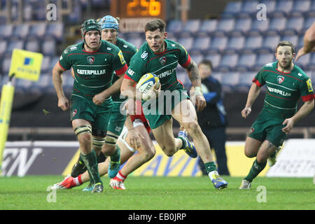 Oxford, Regno Unito. 23 Nov, 2014. Aviva Premiership. London Welsh versus Leicester Tigers. Adam Thompstone (Leicester Tigers) fa una pausa supportato da Giuliano Salvi e Giordania gru. Credito: Azione Sport Plus/Alamy Live News Foto Stock