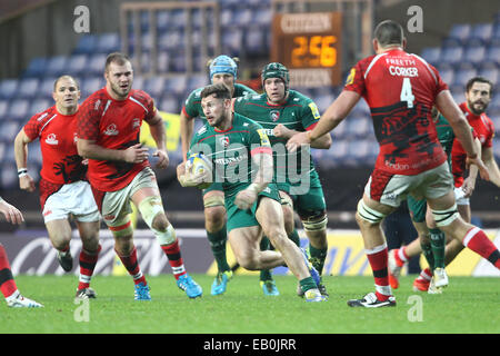 Oxford, Regno Unito. 23 Nov, 2014. Aviva Premiership. London Welsh versus Leicester Tigers. Adam Thompstone (Leicester Tigers) fa una pausa supportato da Giuliano Salvi e Giordania gru. Credito: Azione Sport Plus/Alamy Live News Foto Stock