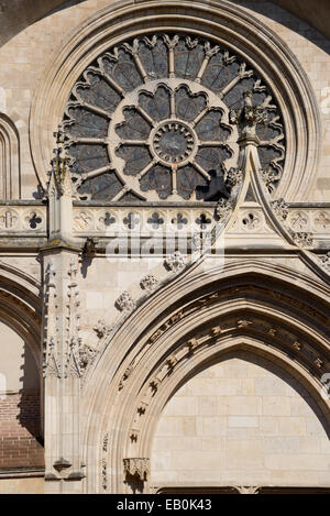 Rosone gotico & Dettagli sulla facciata ovest della cattedrale di Saint Etienne (c13-17th) Toulouse Francia Foto Stock