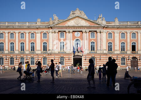 Il municipio o Mairie facciata su Place du Capitole Town Square Toulouse Francia Foto Stock