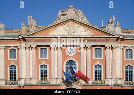 Il municipio o Mairie facciata su Place du Capitole Town Square con francese e bandiere europee Toulouse Francia Foto Stock