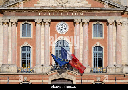 Il municipio o Mairie facciata su Place du Capitole Town Square con francese e bandiere europee Toulouse Francia Foto Stock