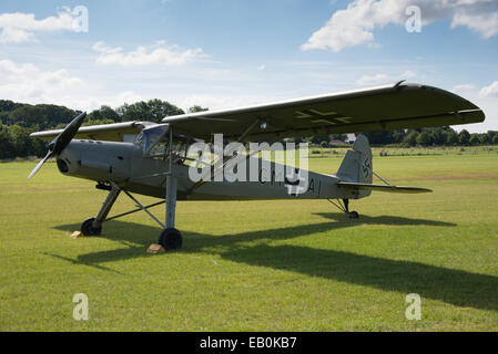 Biggleswade, Regno Unito - 29 Giugno 2014: un vintage tedesco Fieseler Storch aeromobile presso la collezione Shuttleworth air show. Foto Stock