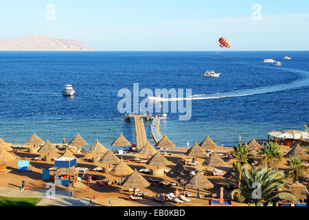 Il parasailing e spiaggia di un lussuoso hotel di Sharm el Sheikh, Egitto Foto Stock