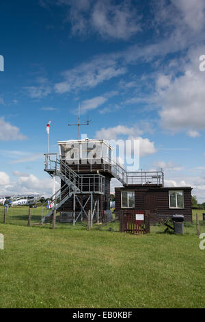 Biggleswade, Regno Unito - 29 Giugno 2014: la torre di controllo presso la collezione Shuttleworth air show. Foto Stock