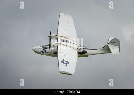 Biggleswade, Regno Unito - 29 Giugno 2014: consolidamento di Catalina costruttiva PBY5A, 'Miss il ritiro" presso la collezione Shuttleworth air show. Foto Stock