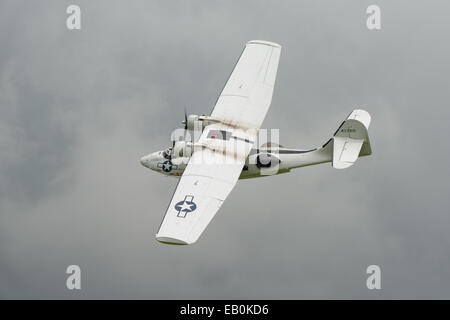 Biggleswade, Regno Unito - 29 Giugno 2014: consolidamento di Catalina costruttiva PBY5A, 'Miss il ritiro" presso la collezione Shuttleworth air show. Foto Stock