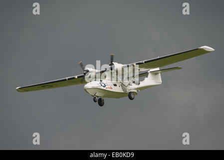 Biggleswade, Regno Unito - 29 Giugno 2014: consolidamento di Catalina costruttiva PBY5A, 'Miss il ritiro" presso la collezione Shuttleworth air show. Foto Stock