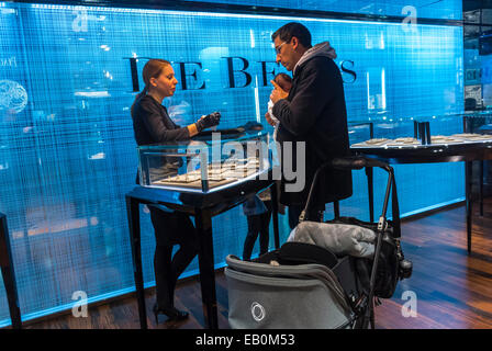 Parigi, Francia, Man Shopping Inside De Beers Jewelry Brands Shop Inside French Department Store, 'Galeries Lafayettes', con commesso femminile, Rich Products Foto Stock