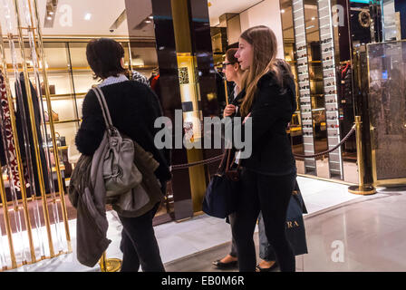 Parigi, Francia, Donna turisti Shopping all'interno del dipartimento francese Store, Galeries Lafayettes, Prada store Foto Stock