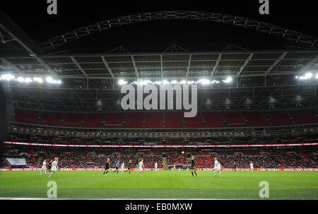 Londra, Regno Unito. 23 Nov, 2014. Il famoso stadio di Wembley con l'arcata illuminata durante la seconda metà della partita.- Womens International Football - Inghilterra vs Germania - Wembley Stadium - Londra, Inghilterra - 23rdNovember 2014 - Picture Robin Parker/Sportimage. Credito: csm/Alamy Live News Foto Stock