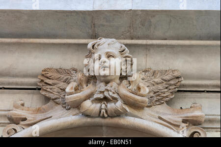 Cherubino la scultura antica sulla parete di edificio di Pisa Foto Stock