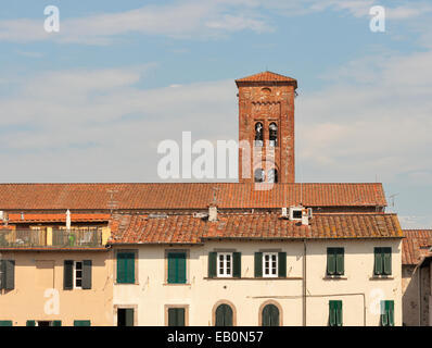 Vista sulla città italiana Lucca con torre e tipici tetti in terracotta Foto Stock