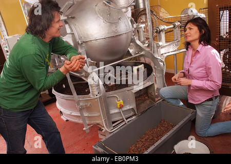 Willie la fabbrica di cioccolato, dove willie e tanis harcourt-cooze fanno il cioccolato dal venezuelano fagioli cocao dalla propria station wagon. Foto Stock