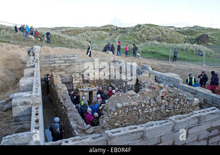 Perranporth Cornwall, Regno Unito, 23 novembre 2014, il primo servizio per oltre trenta anni si è tenuta oggi presso il VI secolo St.Pirans oratorio su Penhale sands vicino a Perranporth, Cornwall, Regno Unito Foto Stock