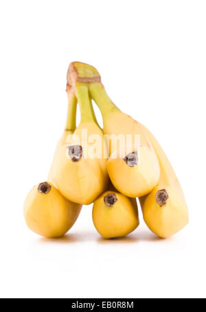 Mazzetto di cinque banane fresche, frutta isolato su bianco Foto Stock