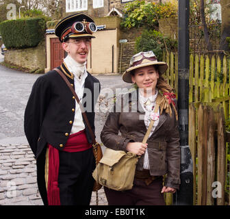 Haworth, Regno Unito, 23 novembre 2014. Personaggi in costume per gli steampunk festival weekend a Haworth oggi. Credit: Sue Burton/Alamy Live News Foto Stock