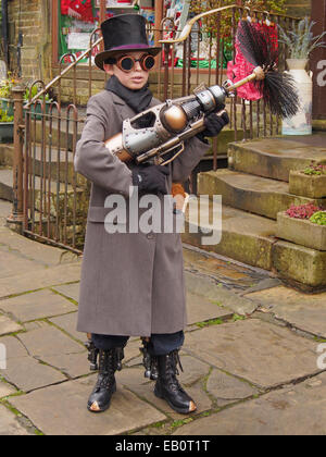 Haworth, Regno Unito, 23 novembre 2014. Personaggi in costume per gli steampunk festival weekend a Haworth oggi. Credit: Sue Burton/Alamy Live News Foto Stock