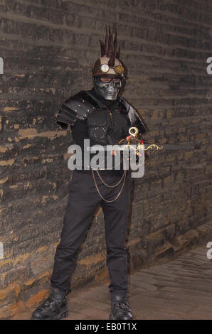 Haworth, Regno Unito, 23 novembre 2014. Personaggi in costume per gli steampunk festival weekend a Haworth oggi. Credit: Sue Burton/Alamy Live News Foto Stock