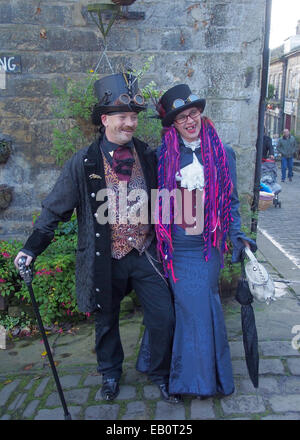 Haworth, Regno Unito, 23 novembre 2014. Personaggi in costume per gli steampunk festival weekend a Haworth oggi. Credit: Sue Burton/Alamy Live News Foto Stock