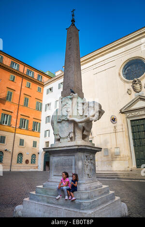 E Eiephant obelisco scultura a Roma, Italia, un punto di riferimento Sito progettato da Gian Lorenzo Bernini e inaugurato nel 1667 Foto Stock