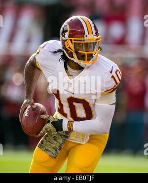 San Francisco, California, Stati Uniti d'America. 23 Nov, 2014. Washington Redskins quarterback Robert Griffin III (10) si riscalda prima di NFL partita di calcio tra Washington Redskins e San Francisco 49ers a Levi's Stadium di San Francisco, CA. Credito: Damon Tarver/Cal Sport Media/Alamy Live News Foto Stock