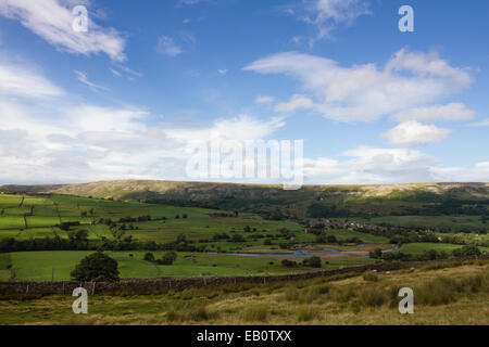 Di Reeth e il fiume Swale con bordo Fremington dietro Foto Stock