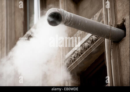 Vapore che fuoriesce da una casa tubo tubo Foto Stock