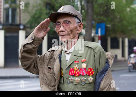 Vietnamita veterano militare che plaude al di fuori del Mausoleo di Ho Chi Minh ad Hanoi Vietnam Foto Stock