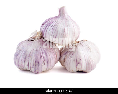 Tre teste di aglio isolato su uno sfondo bianco Foto Stock