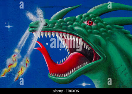 Berlin Wall Street Art Graffiti Green Dragon monster Foto Stock