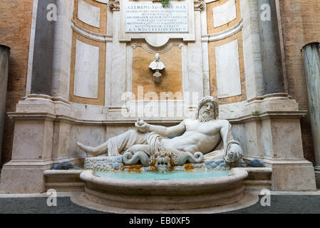 Statua colossale restaurata come Oceanus: "Marforio", Palazzo dei Conservatori, Musei Capitolini di Roma, Italia Foto Stock