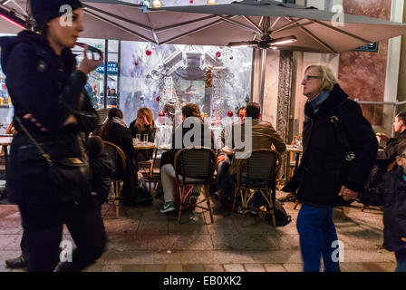 Parigi, Cafe, Francia, persone presso i grandi magazzini francesi, Printemps, pasticceria russa, terrazza all'aperto, marciapiede, notte 'Cafe Pouchkine' Foto Stock