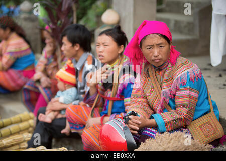 Fiore donne Hmong vendita di incenso a BacHa mercato in Vietnam Foto Stock