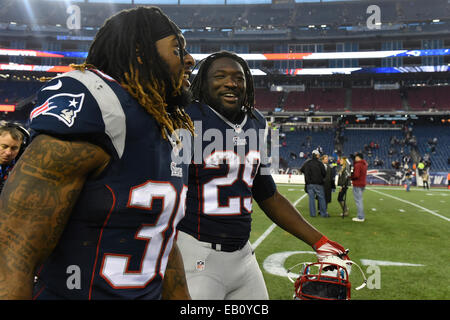 Novembre 23, 2014 - Foxborough, Massachusetts, STATI UNITI- New England Patriots running back Brandon Bolden (38) e marcia indietro LeGarrette Blount (29) lasciare il campo dopo il gioco di NFL tra la Detroit Lions e il New England Patriots tenutosi a Gillette Stadium di Foxborough Massachusetts. I patrioti hanno sconfitto i Lions 34-9. Eric Canha/CSM Foto Stock