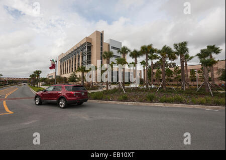 Un veicolo verso il recentemente costruito Lake County Courthouse Tavares Florida USA Foto Stock