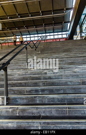 Due passeggeri utilizzando scale di discostarsi la Stazione di Southern Cross in Melbourne. Foto Stock