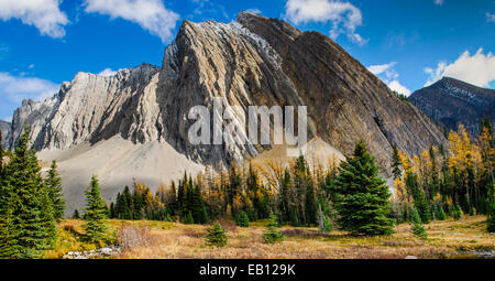 Suggestivi paesaggi di un lago di alta montagna, Chester area lacustre di Kananaskis Country Alberta Canada in un assolato pomeriggio d'autunno. Foto Stock