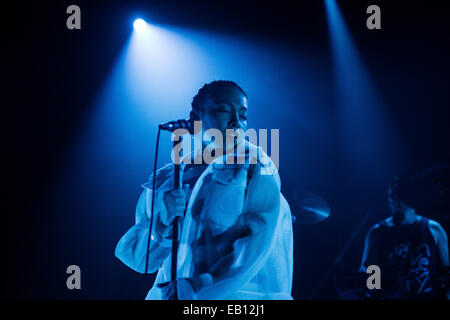 Yukimi Nagano dei Little Dragon esegue sul palco del 02 ABC il 17 novembre 2014 a Glasgow, Regno Unito. © Sam Kovak Foto Stock