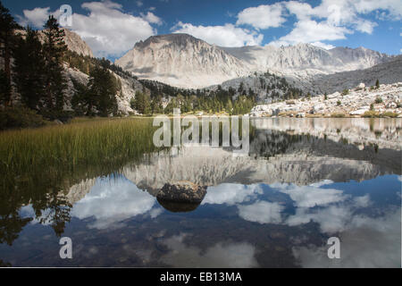 Lago di montagna riflettendo Mt. Whitney sul retro John Muir Trail, California, Stati Uniti. Foto Stock