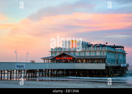 Daytona Beach Florida, molo, cartello al neon, mangiare al Joe's Crab Shack, ristorante ristoranti, ristoranti, ristoranti, ristoranti, ristoranti, ristoranti, caffè, bistrot, oceano Atlantico, sole Foto Stock