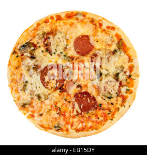 Una gustosa pizza con salsiccia dalla parte superiore su sfondo bianco Foto Stock