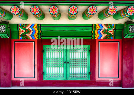 Vista ravvicinata di una tradizionale casa coreana con una finestra, il Palazzo Gyeongbokgung, Seoul, Corea del Sud Foto Stock