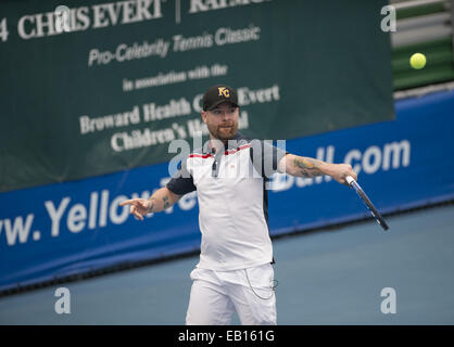 Tampa, FL, Stati Uniti d'America. 22 Novembre, 2014. Delray Beach, FL: American Idol vincitore David Cook ha partecipato al Chris Evert/Raymond James Pro-Celebrity classico del tennis presso il Delray Beach Tennis Center. © Andrew patrono/ZUMA filo/Alamy Live News Foto Stock