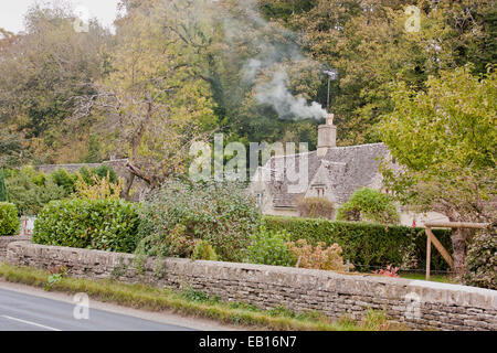 Vista di un piccolo cottage in Bibury in Cotswolds Foto Stock